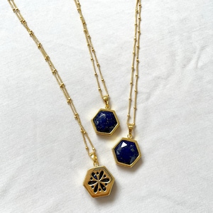 Collier pendentif hexagonal en lapis-lazuli : argent sterling plaqué or 18 carats
