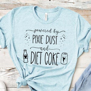 Camiseta unisex Powered by Pixie Dust and Light Coke / Camiseta de Campanilla Pixie Dust / Camiseta de viaje a Disney / Camiseta de viaje a Disney / Mamá Disney / Park Drop