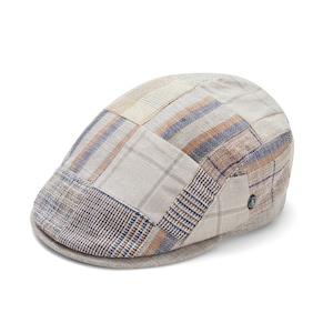 Könnte beinhalten: Eine beige und braune Patchwork-Flatcap mit einem blau-braunen Karomuster.