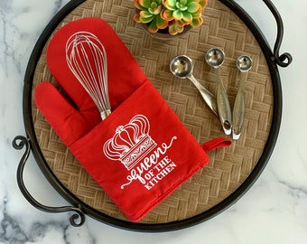Queen of the Kitchen Oven Mitt with Pocket in Red