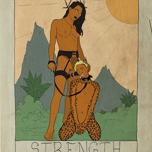Peut inclure: Illustration de carte de tarot représentant la Force, la carte VIII. Une femme aux longs cheveux noirs et la poitrine nue tient une laisse attachée à une femme aux cheveux blonds agenouillée au sol. La femme au sol porte un motif léopard. L'arrière-plan est un paysage avec des montagnes et une végétation verte. Le texte "STRENGTH." est en bas de la carte.