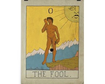 Puede incluir: Una ilustración de carta de tarot de estilo vintage de El Loco. La carta presenta una figura desnuda de pie en un acantilado con una rosa en una mano y una bolsa colgando de su cintura. La figura está mirando una máscara en su otra mano. El sol brilla intensamente en el fondo.