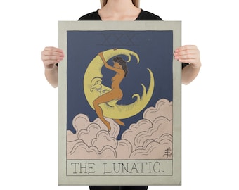 Può includere: Stampa su tela di un'illustrazione di carte dei tarocchi. L'opera presenta una figura nuda seduta su una luna crescente su uno sfondo blu scuro. Il testo "THE LUNATIC" è in basso.