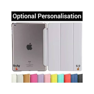 Könnte beinhalten: Eine weiße iPad-Hülle mit verschiedenen Farboptionen. Die Hülle hat eine Klappe, die den Bildschirm abdeckt, und einen Steckplatz für den Apple Pencil. Die Hülle ist mit dem Text "Becky" und "B.D." personalisiert.