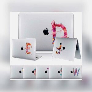 Peut inclure: Un ensemble de 10 peaux d'ordinateur portable avec des motifs abstraits colorés avec des lettres de l'alphabet. Les motifs sont dans des tons de rose, bleu, vert, jaune et orange. Les peaux sont conçues pour s'adapter à un MacBook Pro.