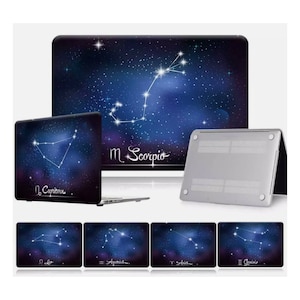 Könnte beinhalten: Ein Set mit 10 Laptop-Skins mit verschiedenen Sternbildern des Tierkreises vor einem dunkelblauen Sternenhimmel. Die Sternbilder sind in Weiß umrandet und das Tierkreiszeichen ist unter jedem Sternbild geschrieben. Die Skins sind für einen 13-Zoll-Laptop konzipiert.