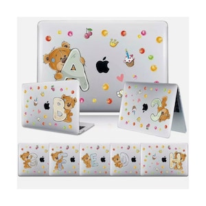 Könnte beinhalten: Satz mit 8 Laptop-Aufklebern mit einem Cartoon-Teddybär, der die Buchstaben A bis H hält. Die Aufkleber befinden sich auf einem weißen Hintergrund mit bunten Punkten, Herzen und anderen Designs.