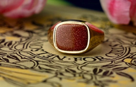 Chevalière vintage en or carats avec un beau panneau de pierres