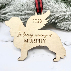 Peut inclure: Ornement en bois en forme de Cavalier King Charles Spaniel avec des ailes d'ange. L'ornement est gravé avec "2023", "En souvenir affectueux de", et le nom "MURPHY".