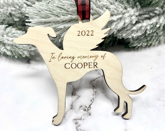 Op de afbeelding: Houten ornament in de vorm van een hond met engelenvleugels. De ornament is gegraveerd met "In loving memory of COOPER" en het jaar "2022".