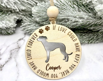 Può includere: Addobbo natalizio in legno con una silhouette di cane, impronte di zampe e il testo "Se l'amore avesse potuto tenerti qui, avresti vissuto per sempre. Cooper".