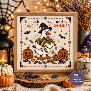 Puede incluir: Un patrón de punto de cruz enmarcado con un ganso blanco con sombrero de bruja negro, rodeado de dulces, murciélagos y calabazas. El texto dice: Too much CANDY? ...what is HAPPENING? El diseño incluye detalles en naranja, morado y negro.