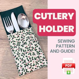 Puede incluir: Un porta cubiertos de tela verde y blanca con un patrón de acebo. El porta cubiertos tiene un bolsillo para cubiertos y se muestra con un tenedor, un cuchillo y una cuchara. El texto "CUTLERY HOLDER" está en un cuadro rojo encima del porta cubiertos. El texto "SEWING PATTERN AND GUIDE!" está debajo del porta cubiertos. El texto "PDF" está en un cuadro rojo con una flecha hacia abajo.