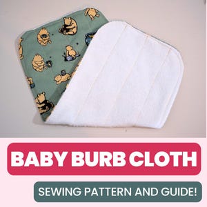 Könnte beinhalten: Baby-Spucktuch mit Winnie-the-Pooh-Muster auf grünem Hintergrund. Das Tuch besteht aus weichem, saugfähigem Material. Der Text "Baby Burb Cloth" wird in einem roten Banner mit "Sewing Pattern and Guide!" in einem grünen Banner angezeigt.