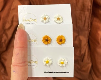 Dainty Daisy en zonnebloem stud oorbellen gemaakt van polymeerklei, Handgemaakte kleine bloem studs, Kleine leuke alledaagse oorbellen, Leuke giftidea