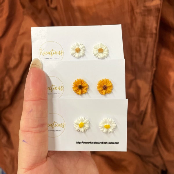 Boucles d'oreilles Dainty Daisy et tournesol en argile polymère, Petits clous de fleurs faits à la main, Petites boucles d'oreilles amusantes de tous les jours, Idée cadeau mignonne