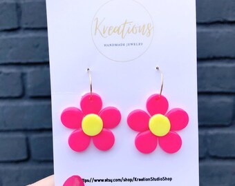 Daisy earring handmade with polymer clay in neon pink, Fun Retro flowers earrings, Kawaii statement flower earrings with daisy. Daisy flower