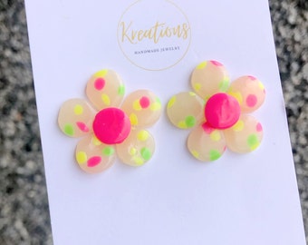 Colorful Daisy Earrings Handmade with Polymer Clay, Quirky Flower Statement Earrings, Fun everyday earrings, Kawaii Earrings, Happy earrings