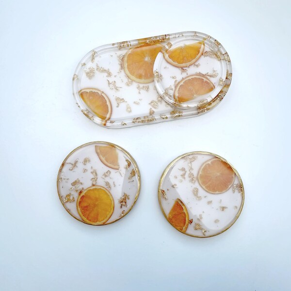 Plateau blanc et sous-verre ensemble fait à la main avec de vraies oranges séchées en résine et des flocons dorés, cadeau de pendaison de crémaillère, plateau à bijoux, plat à bijoux