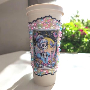 Vaso frío color vainilla de 24 oz con pajita / Diseño holográfico de carta del tarot con esqueleto + diamantes de imitación y perlas, arte con diamantes de imitación