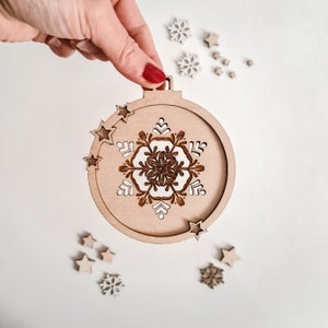 Set of 6 Boho Wooden Christmas Baubles Hanging Christmas Tree Decoration with a Cut & Engraved Snowflake / Christmas Ornament