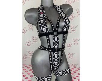 Lencería atrevida de una pieza con calaveras y pinchos de Swarovski con ligueros / PinkLips