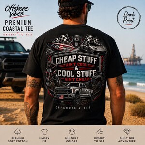 Könnte beinhalten: Schwarzes Grafik-T-Shirt mit dem Text "Cheap Stuff Ain't Cool & Cool Stuff Ain't Cheap". Der Aufdruck auf der Rückseite zeigt ein Boot, ein Rennwagen, ein Motorrad und einen Truck. Das Shirt ist mit "Offshore Vibes" und "Premium Coastal Tee" versehen.