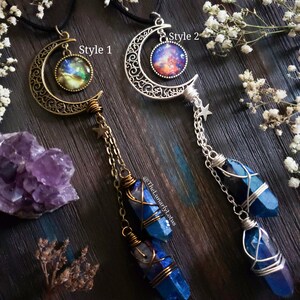 Puede incluir: Dos collares de media luna con cabujones de galaxia y colgantes de cristal azul. El collar de la izquierda tiene una media luna de bronce y el collar de la derecha tiene una media luna de plata. El texto "Style 1" y "Style 2" es visible en la imagen. El texto "@TheLunarlyLotus" tambi&eacute;n es visible en la imagen.