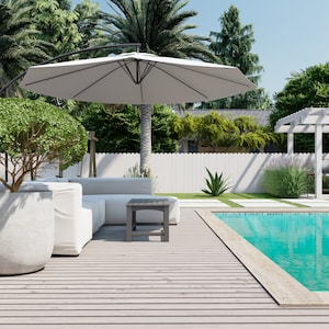 Könnte beinhalten: Ein weißes Gartenmöbelset mit einem weißen Sonnenschirm, einem Topf mit einem grünen Busch und einem Schwimmbad im Hintergrund.
