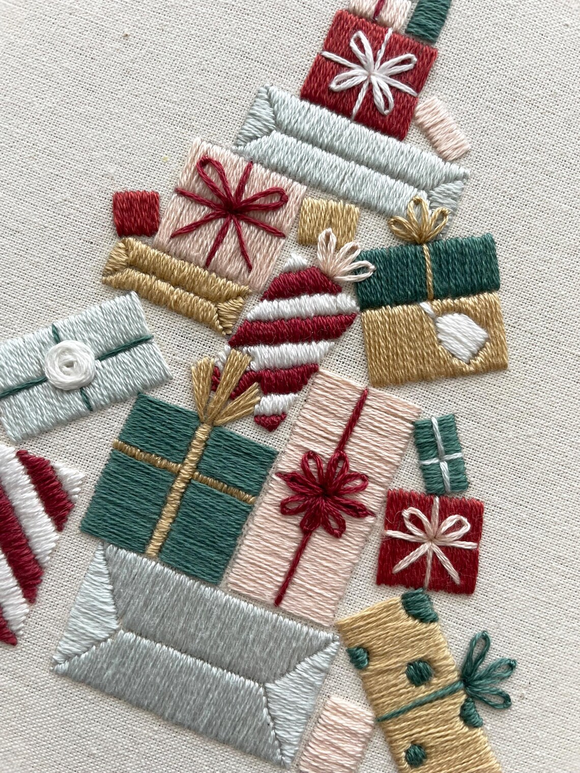 Christmas Tree Presents // 6 Inch Embroidery Hoop Art // PDF Pattern ...