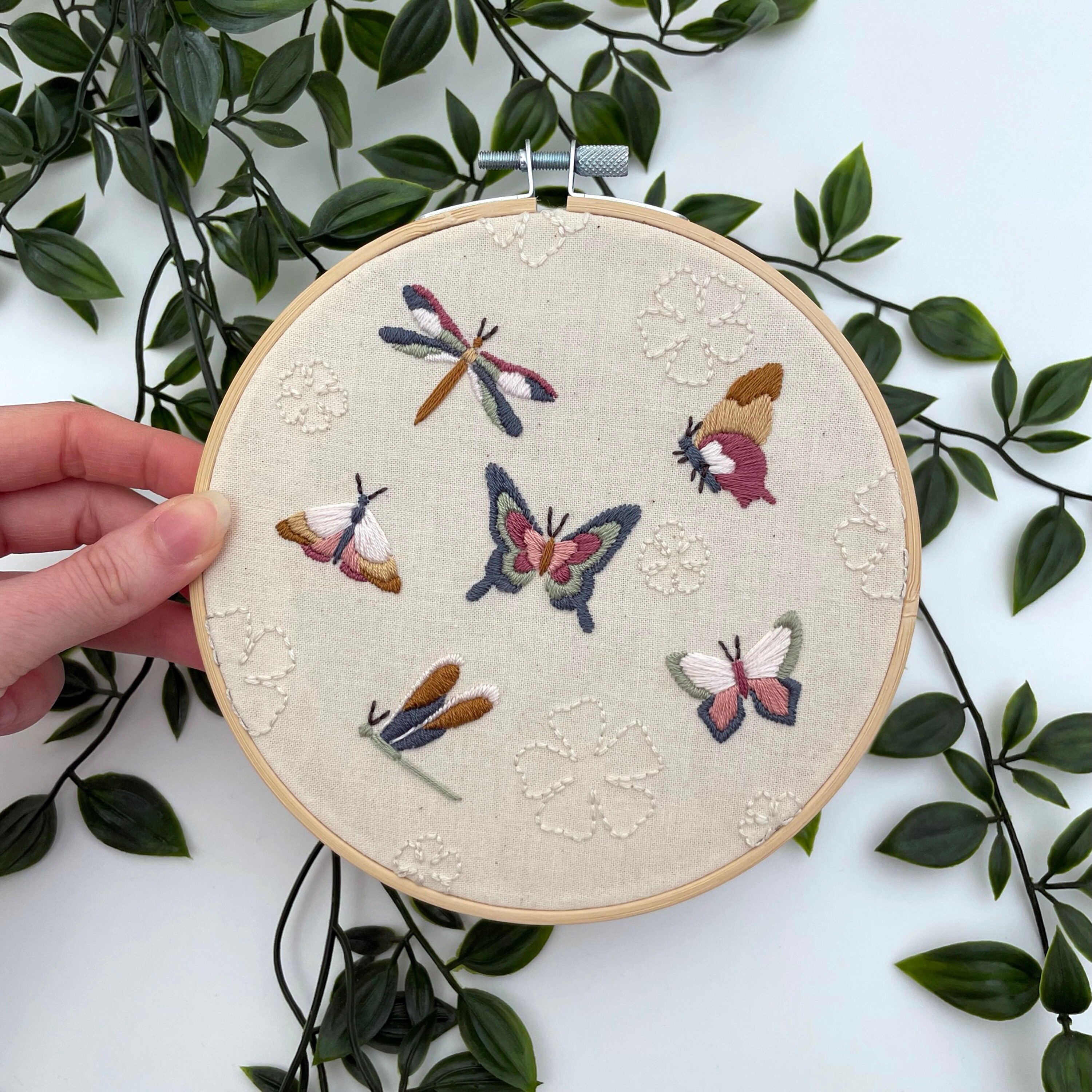 花と蝶の刺繍アート 咲き誇る蝶 // 6 インチの刺繍枠アート // 説明書付き PDF パターン