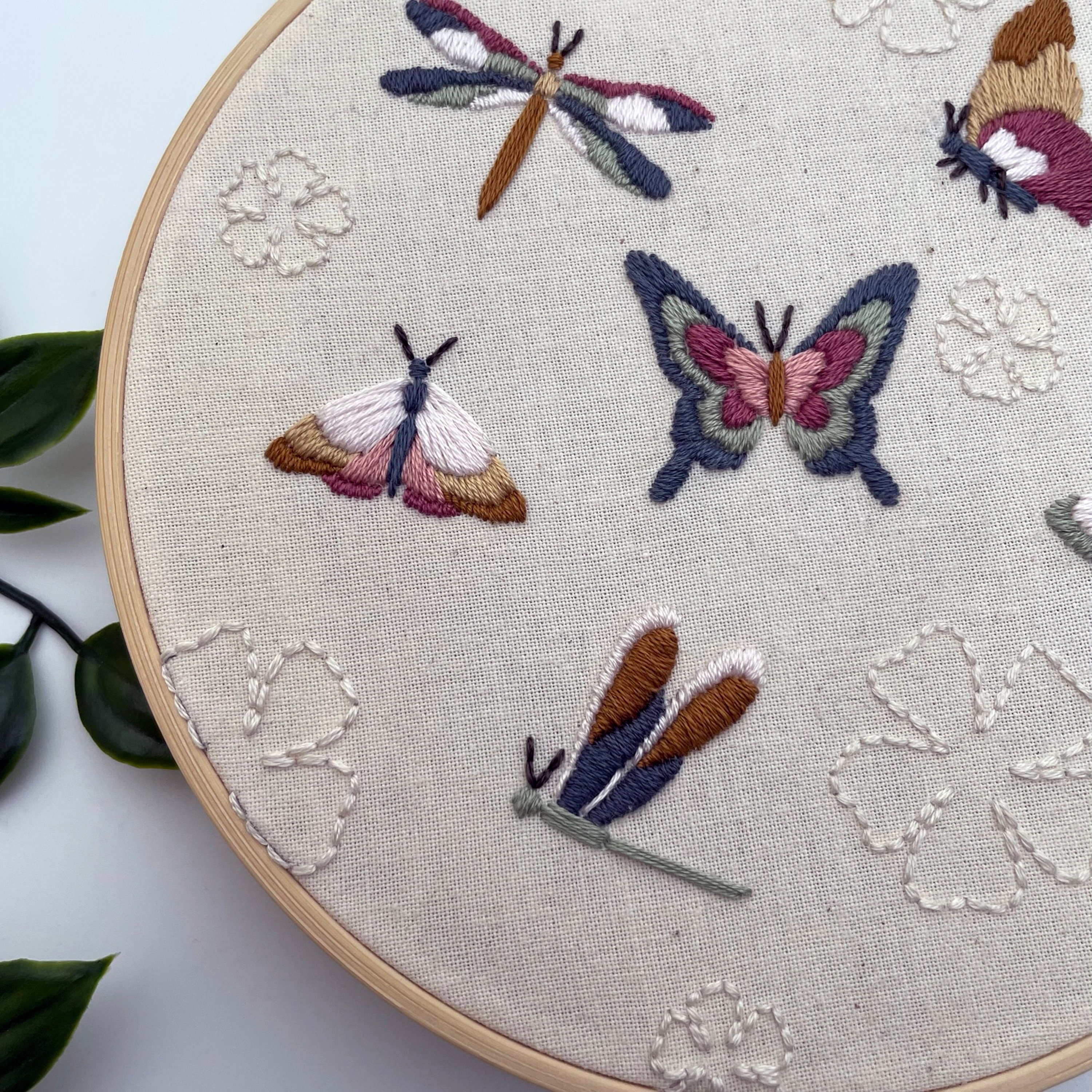 咲き誇る蝶 // 6 インチの刺繍枠アート // 説明書付き PDF パターン