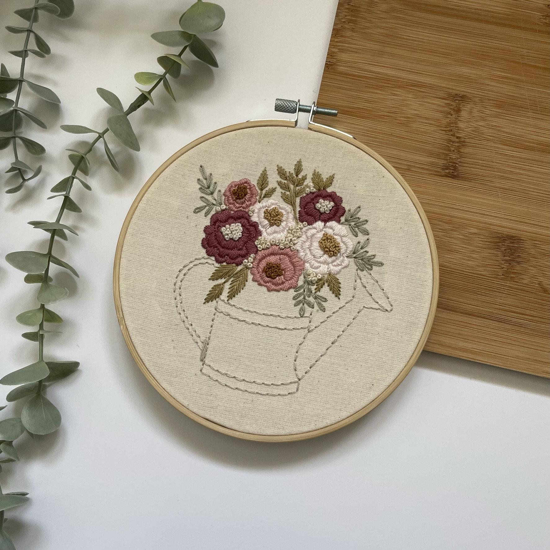 じょうろピンクの花束 // 6 インチの刺繍枠アート // 説明書付き PDF