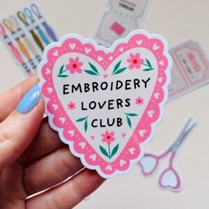 Herz Embroidery Lovers Club Aufkleber | Niedliche Sticker | Stickerei Themed | Gestanzte Vinyl-Aufkleber | Wasserflasche Laptop Journal Aufkleber