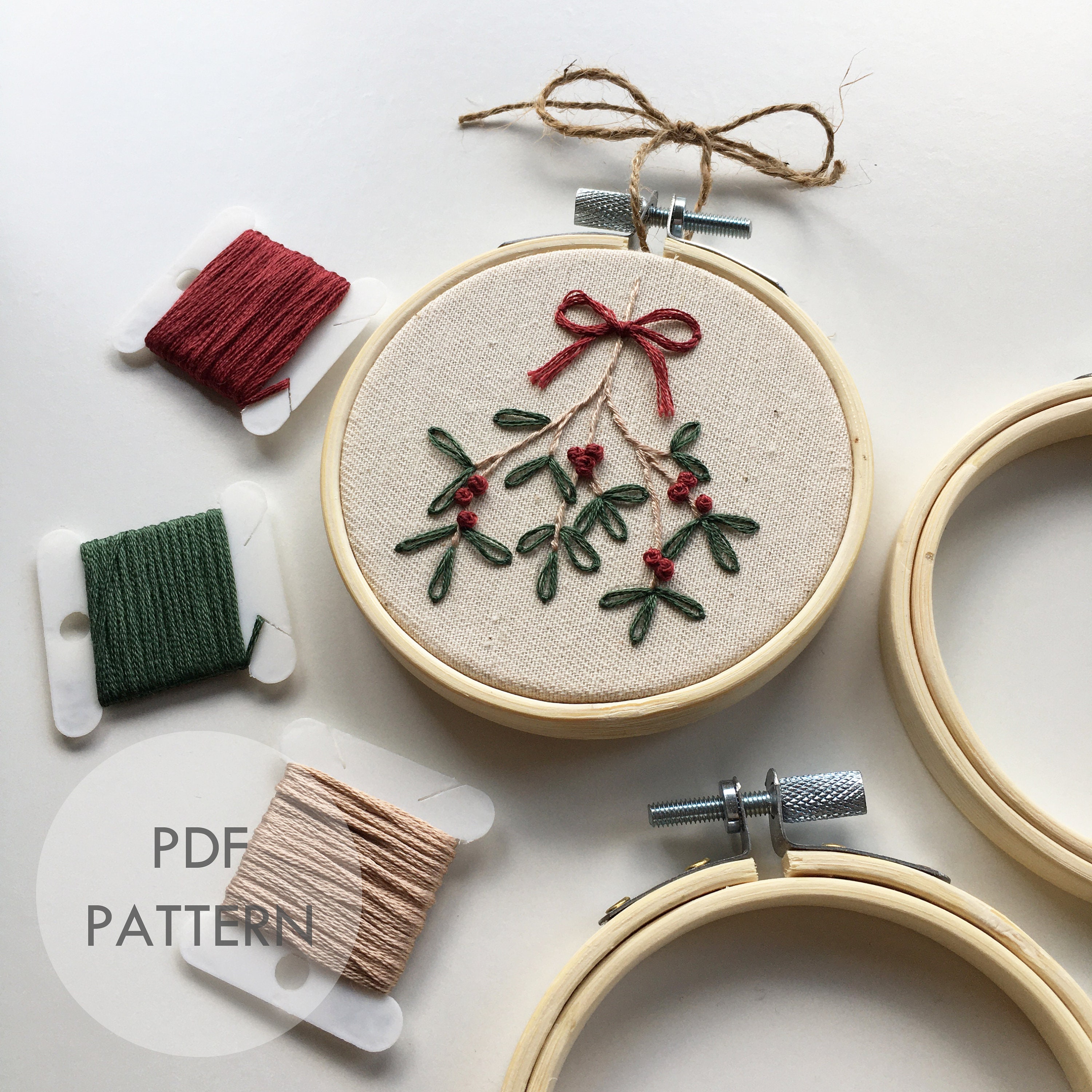 NQEUEPN 3pz Kit Ricamo Natalizio per Adulti Principianti, Set Ricamo Natale Fai-Da-Te Buon Natale Ghirlanda Albero di Natale Motivi Alce Kit Ricamo Punto Croce Invernale Incluso 20cm Telaio da Ricamo
