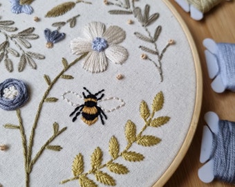ボタニカルブルーフラワー // 6インチ刺繍枠アート // 説明書付きPDF