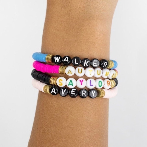 Benutzerdefiniertes Namensarmband mit dünnen Gold- oder Silberakzenten | Heishi Armband