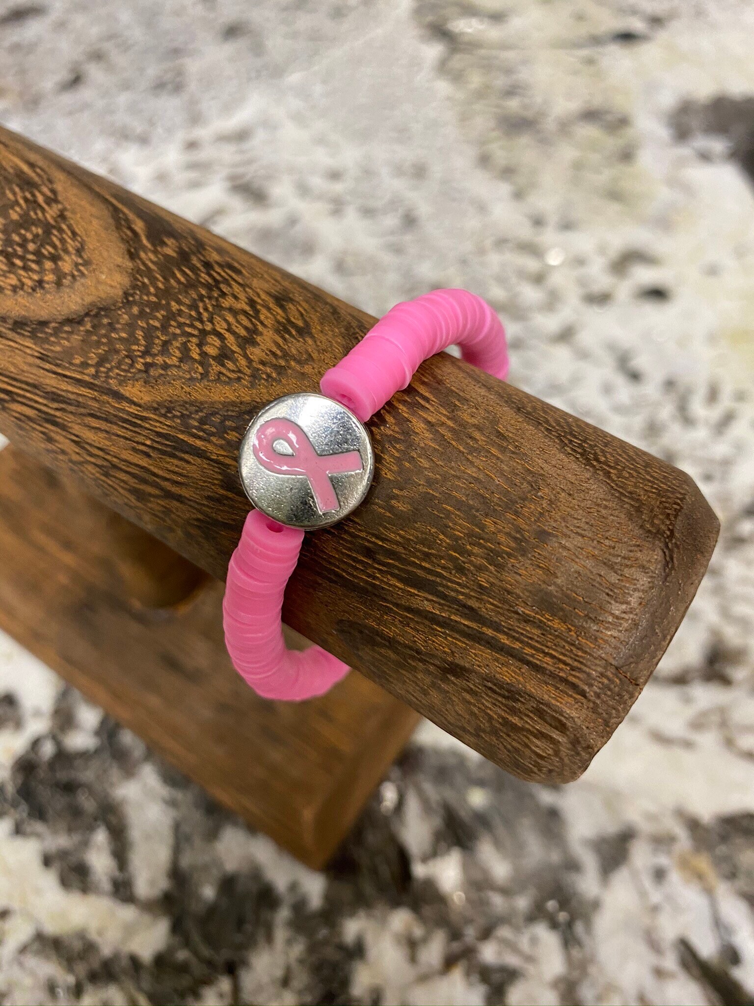 Braccialetto Heishi con nastro rosa per la sensibilizzazione sul cancro al seno - Italia