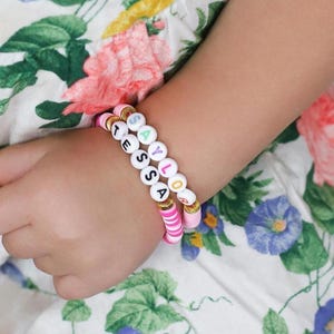 Kinder Armband mit Namen • Personalisiertes Perlen Armband für Mädchen • Bunt Stretch Armband • Kleinkind Geschenk • Geburtstagsgeschenk • Kinder Schmuck