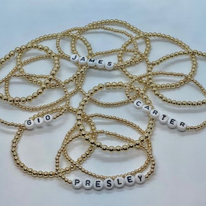 Bracelet avec nom personnalisé en perles d'or 14 carats image 1