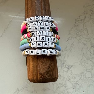 Pulsera con nombre personalizado / Cuentas de letras cuadradas Pulsera de cuentas Heishi personalizada