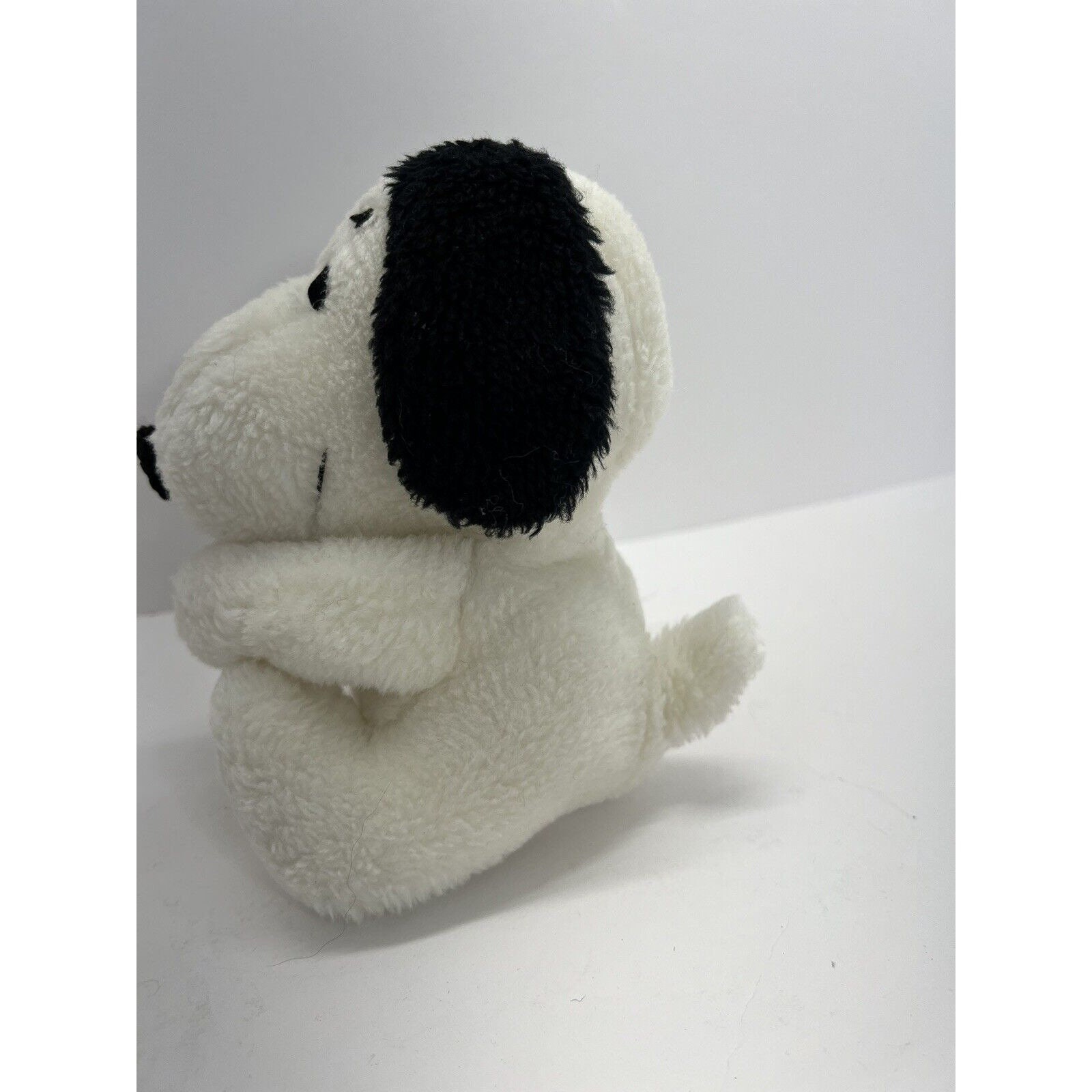 スヌーピー ぬいぐるみ ヴィンテージ  Feature Syndicate Vintage United Feature Syndicate Peanuts Sitting Snoopy Plush Dog