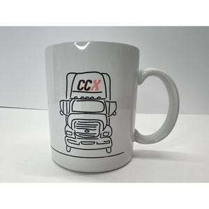 Puede incluir: Taza de cerámica blanca con un contorno negro de un camión de plataforma con el texto "CCX" en rojo en el lateral del camión.