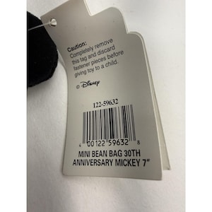 Peut inclure: Une &eacute;tiquette blanche avec le logo Disney et le texte "MINI BEAN BAG 30TH ANNIVERSARY MICKEY 7"" est attach&eacute;e &agrave; un jouet en peluche noir et blanc. L'&eacute;tiquette comprend un avertissement et un code-barres.