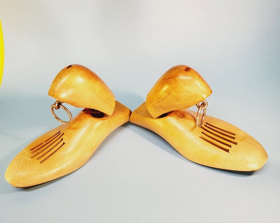 VTG Pair Wooden Shoe Stretchers Size 8B Light Tan… - image 6
