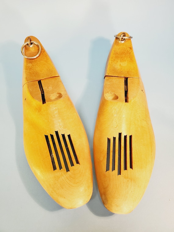 VTG Pair Wooden Shoe Stretchers Size 8B Light Tan… - image 1