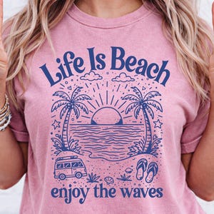 La vida es una playa. Disfruta de las olas. PNG – Diseño playero retro y moderno.