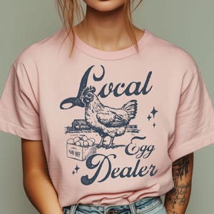 Lokaler Eierhändler PNG, Retro lustiges Huhn-Shirt PNG, lustiges Ostern PNG, Trendy Hühnerliebhaber PNG, Huhn Dame PNG, Bauernhaus Huhn PNG