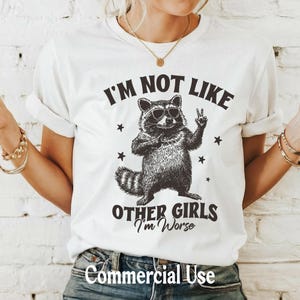 Ik ben niet zoals andere meisjes, ik ben erger SVG png, grappige wasbeer png, meisje wasbeer png, grappig retro shirtontwerp, ploeg wasbeer png, commercieel gebruik