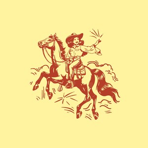 Może przedstawiać: Czerwona ilustracja kobiety w kowbojskim kapeluszu jadącej konno. Kobieta trzyma prawą rękę w g&oacute;rze, a koń biegnie. Tło jest jasnoż&oacute;łte.